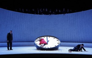 Paolo Carignani (conductor), Willy Decker (director), Wolfgang Gussman (sets), Wolfgang Gussmann&Susana Mendoza (costumes), Hans Toelstede (lighting design), Athol Farmer (choreography), Klaus Bertisch (dramaturgy) De La Traviata-productie van Willy Decker die bij De Nederlandse Opera draait, is heel modern, maar slaag goed aan (foto: Klaus Lefebvre).