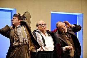 Noé Colín als Falstaff met zijn knechtjes Mark Omvlee (links) en Marcel van Dieren (rechts) (foto: Deen van Meer).