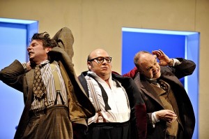 Falstaff door Opera Zuid Noé Colín als Falstaff met zijn knechtjes Mark Omvlee (links) en Marcel van Dieren (rechts) (foto: Deen van Meer).