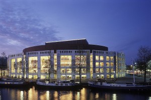 Het Muziektheater in Amsterdam (foto: Edwin Walvis).