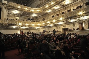 Het publiek in het operatheater van Baku.