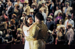 Nadia Krasteva (Carmen) en haar minnaar Kyle Ketelsen (Escamillo).