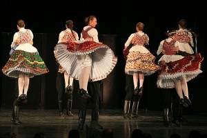 De Honvéd Dance Company bracht Hongaarse dans zoals je je dat voorstelt (foto: Miskolci Nemzetközi Operafesztivál).