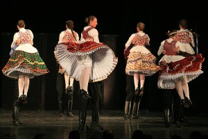 miskolcdans_001 De Honvéd Dance Company bracht Hongaarse dans zoals je je dat voorstelt (foto: Miskolci Nemzetközi Operafesztivál).