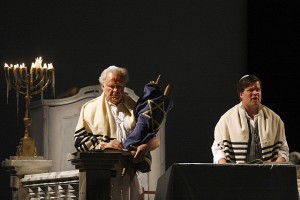 Wolfgang Schöne was een sterke Moses (links), Daniel Brenna een matige Aron (foto: Miskolci Nemzetközi Operafesztivál).