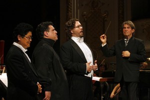 V.l.n.r. Jeon Wong Lee, Badri Maisuradze, Tomás Juhás en dirigent Ivan Anguélov (foto: Miskolci Nemzetközi Operafesztivál).