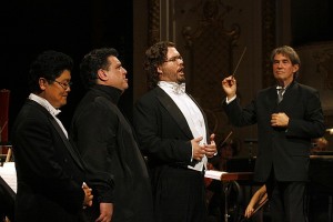 miskolctenor_002 V.l.n.r. Jeon Wong Lee, Badri Maisuradze, Tomás Juhás en dirigent Ivan Anguélov (foto: Miskolci Nemzetközi Operafesztivál).
