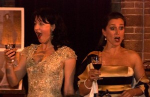 Lotte Bovi en Mylou Mazali tijdens een eerdere voorstelling van Opera per Tutti (foto: Roos Westhoff).