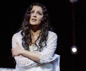 netrebko_002 Netrebko in een recente productie van La Traviata in San Francisco (foto: Terrence McCarthy).