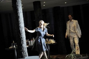 salzburgcosi Persson als Fiordiligi en Lehtipuu als Ferrando (foto: Monika Rittershaus).