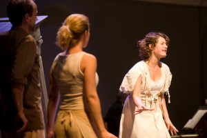 Scène uit de opera met rechts Rosanna van Sandwijk.