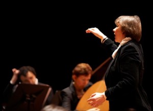 Chauvet dirigeert het ensemble van Barokopera Amsterdam (foto: Hans Hijmering).