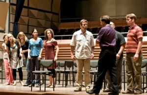 De cast tijdens een repetitie voor Die Lustige Witwe (foto: René Knoop).