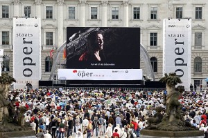 staatsoperbarbarabraun_001 18.000 mensen volgden buiten het operagebouw Tristan und Isolde (foto: Barbara Braun).