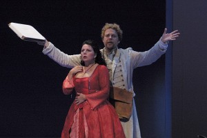 Hans Pieter Herman zingt als Leporello de catalogusaria, met voor hem Janny Zomer als Donna Elvira (foto: Oleg Vladimirsky).