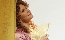 Joyce DiDonato op het promotiebeeld van de Barbiere-productie van de Met (foto: Metropolitan Opera).