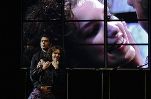 Sinan Vural als Othello en Leonie van Veen als Desdemona (foto: Ben van Duin).