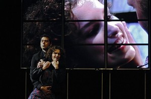 The Black and the Beautifull Sinan Vural als Othello en Leonie van Veen als Desdemona (foto: Ben van Duin).