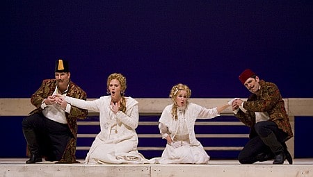 Cosi-Arizona V.l.n.r. Ramsay, Lynch, McNeese en Mayes (foto: Tim Fuller / Arizona Opera).