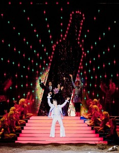 Daniele Callegari (conductor 2009), Riccardo Frizza (conductor 2010), Guy Joosten (director), Johannes Leiacker (sets), Jorge Jara (costumes), Davy Cunningham (lighting design), Andrew George (choreography) Lucio Gallo als kwieke kwakzalver (foto: Marco Borggreve).