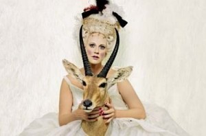 FrauohneSchatten Affichefoto van Die Frau ohne Schatten in Berlijn (foto: Deutsche Oper Berlin).