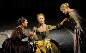 William Christie (conductor), Jonathan Cohen (conductor 6 October), Deborah Warner (director), Chloe Obolensky (sets and costumes), Jean Kalman (lighting design), Rosita Steinhauser (choreography), Joyce Henderson (direction children) Malena Ernman als Dido in het midden, met lniks Judith van Wanroij als Belinda (foto: Ruth Walz).