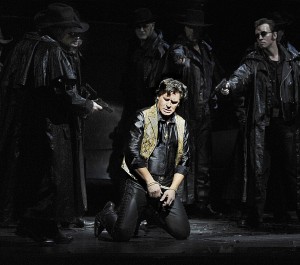 Carlo Rizzi (conductor), Nikolaus Lehnhoff (director), Raimund Bauer (set), Andrea Schmidt-Futterer (costumes), Duane Schuler (lighting design), Denni Sayers (movement), Klaus Bertisch (dramaturge) Vanaf deze week zingt Zoran Todorovich de rol van Johnson in Amsterdam (foto: Clärchen & Matthias Baus).