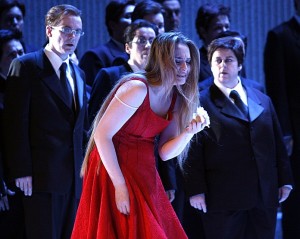 Paolo Carignani (conductor), Willy Decker (director), Wolfgang Gussman (sets), Wolfgang Gussmann&Susana Mendoza (costumes), Hans Toelstede (lighting design), Athol Farmer (choreography), Klaus Bertisch (dramaturgy) De optredens van Poplavskaya, hier in La Traviata, werden erg gewaardeerd (foto: Klaus Lefebvre).