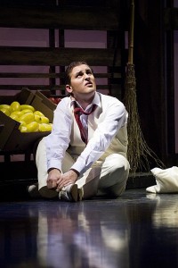 Albert Herring B Tenor Degives in de titelrol (foto: Mylène Siegers).