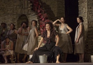 Carmen Met 4 Scène uit de eerste akte van Carmen (foto: Ken Howard / Metropolitan Opera).