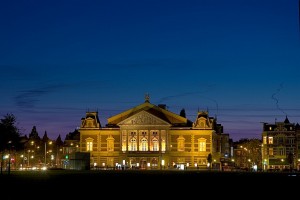 Concertgebouw Buitenaanzicht Avond (Leander Lammertink)