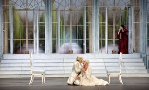 Karin Strobos als Octavian met Kim Savelsbergh als Sophie (foto: Morten de Boer, Den Haag).