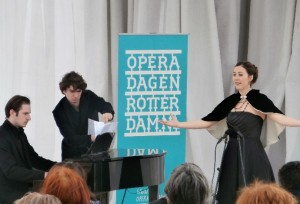 Kirila Kraal en Caspar Vos openden de Operadagen buiten voor de Laurenskerk.