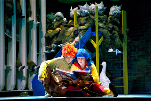 Karin Strobos (Hänsel) en Kim Savelsbergh (Gretel) in de productie van Opera Zuid (foto: Morten de Boer).