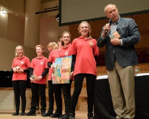 Edwin Rutten en kinderen het het kinderkoor De Kickers bij de presentatie van Der Ring des Nibelungen (foto: Dré de Man).