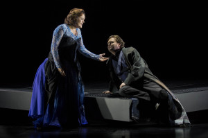 Claudia Iten als Isolde en Robert Künzli als Tristan. Foto: Marco Borggreve -  ©Nationale Reisopera 2013