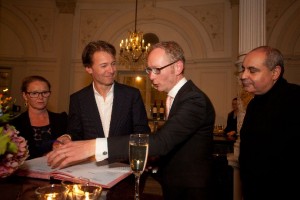 Els van der Plas, Marc Albrecht, Rob Streevelaar en Pierre Audi bij de contractondertekening in het Concertgebouw (foto: Ronald Knapp).