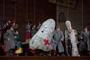 Scène uit De Neus (foto: Ken Howard / Metropolitan Opera).