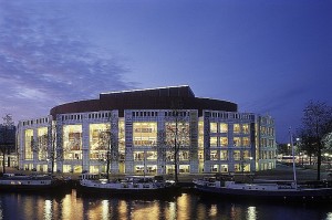 Het Muziektheater in Amsterdam heet vanaf 17 februari 2014 Nationale Opera & Ballet (foto: Edwin Walvis).
