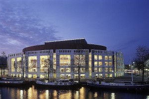 Het Muziektheater (foto: Edwin Walvis).