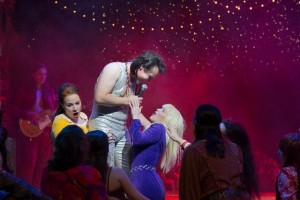 Martijn Sanders bouwde in Opera Zuids Carmen als 'popster' Escamillo een aardig feestje (foto: Morten de Boer / Opera Zuid).