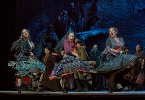 Anita Rachvelishvili (midden) keert terug in de 'bestselling' productie van Carmen (foto: Ken Howard / Metropolitan Opera).