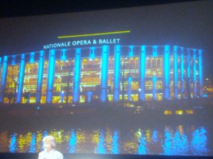 Nationale Opera & Ballet werd gedoopt met een lichtshow op de gevel, die in het gebouw op een videoscherm te volgen was.