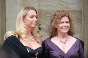 Katharina en Eva Wagner bij de Bayreuther Festspiele van 2009 (foto: Tafkas, 2009).