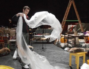 Zanger Kevin Skelton draagt een steentje bij aan de voorbereiding (foto: Place de l'Opera).