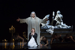 Scène met Bryn Terfel en Sonya Yoncheva (foto: Bill Cooper / Royal Opera House).
