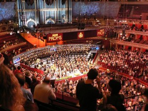 Een blik in de Royal Albert Hall tijdens een voorgaande BBC Proms (foto: Yiuchi / Creative Commons licentie).