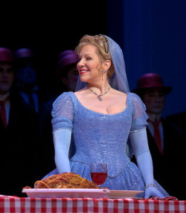 Joyce DiDonato is deze week als twee verschillende Assepoesters te zien, die van Rossini (foto) en die van Massenet (foto: Ken Howard / Metropolitan Opera).