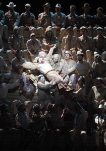 Franco Vassallo als Rigoletto, al crowdsurfend over de tribune (foto: Wilfried Hösl).