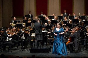 Winnares Irina Churilova met dirigent Axel Kober en de Duisburger Philharmoniker (foto: Susanne Diesner).